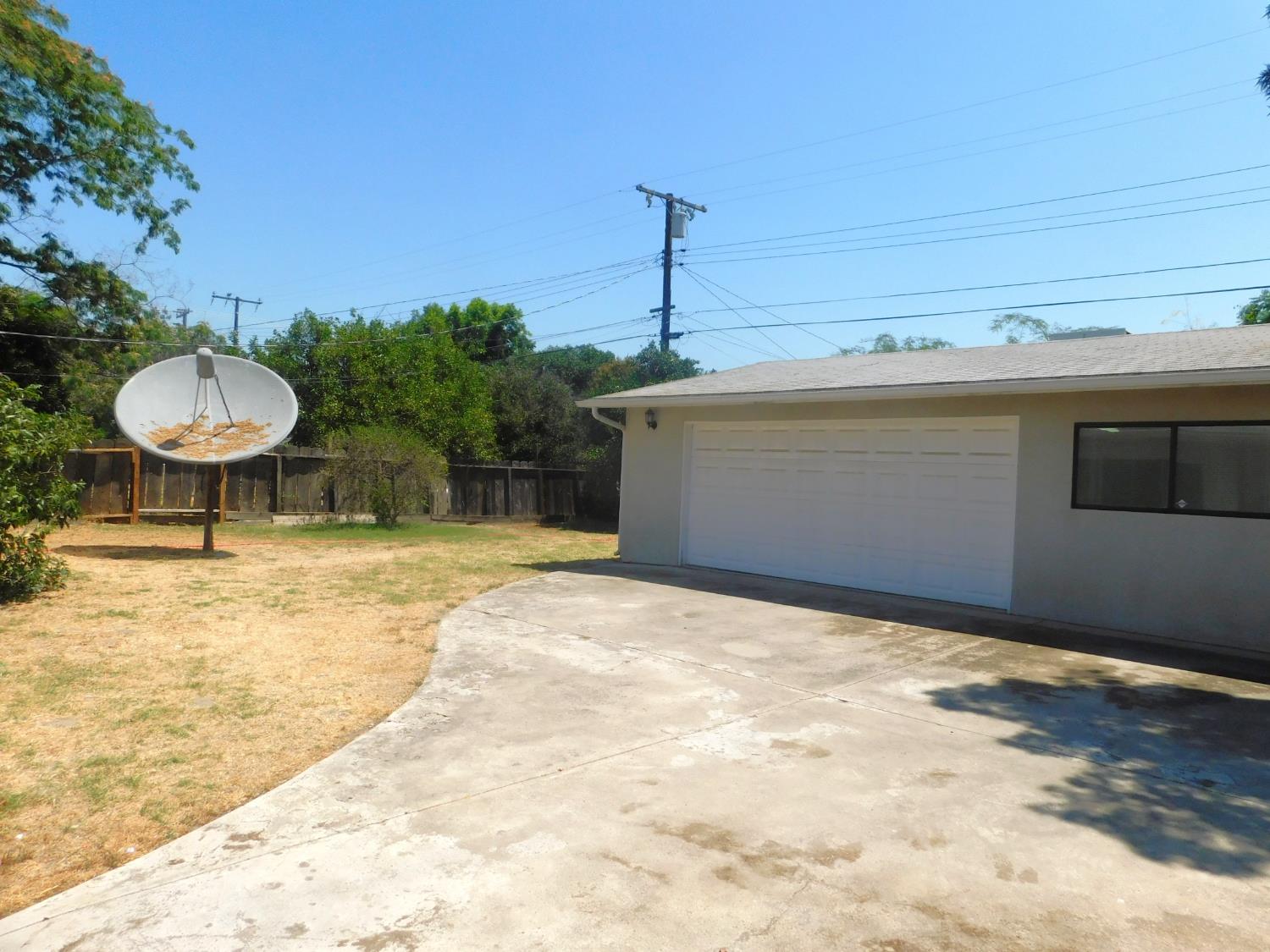 2436 S Locust St, Visalia, CA 93277
