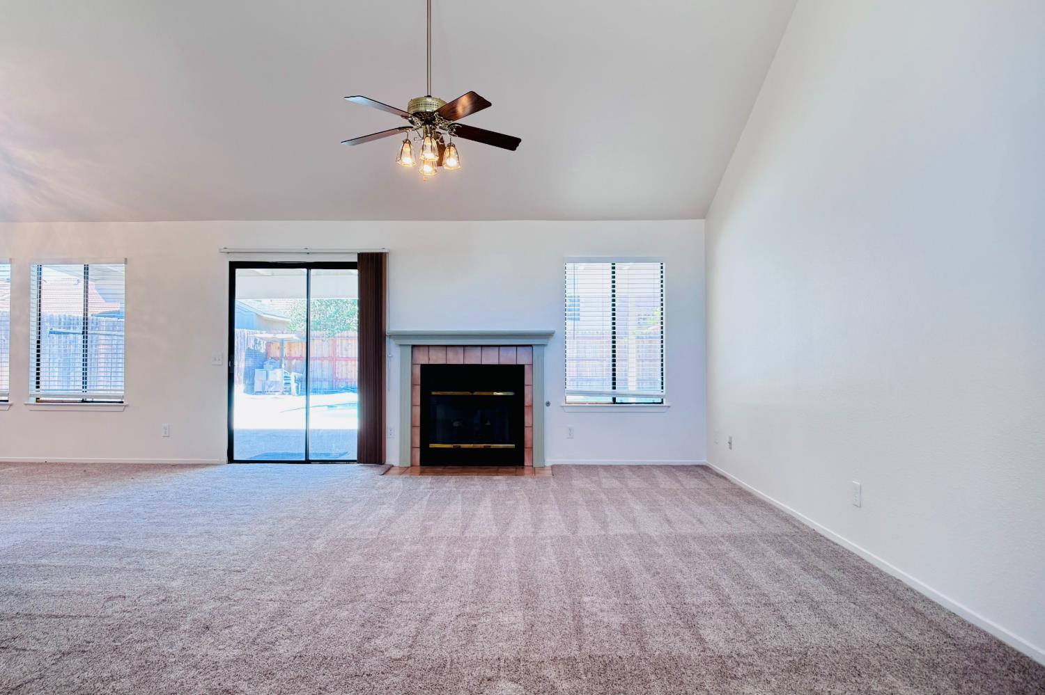2042 Sample Ave, Clovis, CA 93611