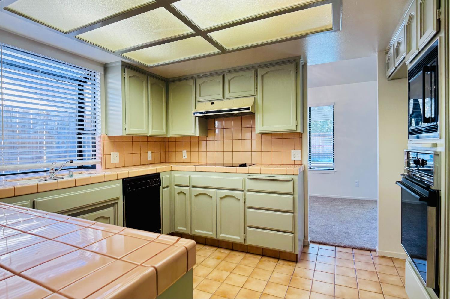 2042 Sample Ave, Clovis, CA 93611