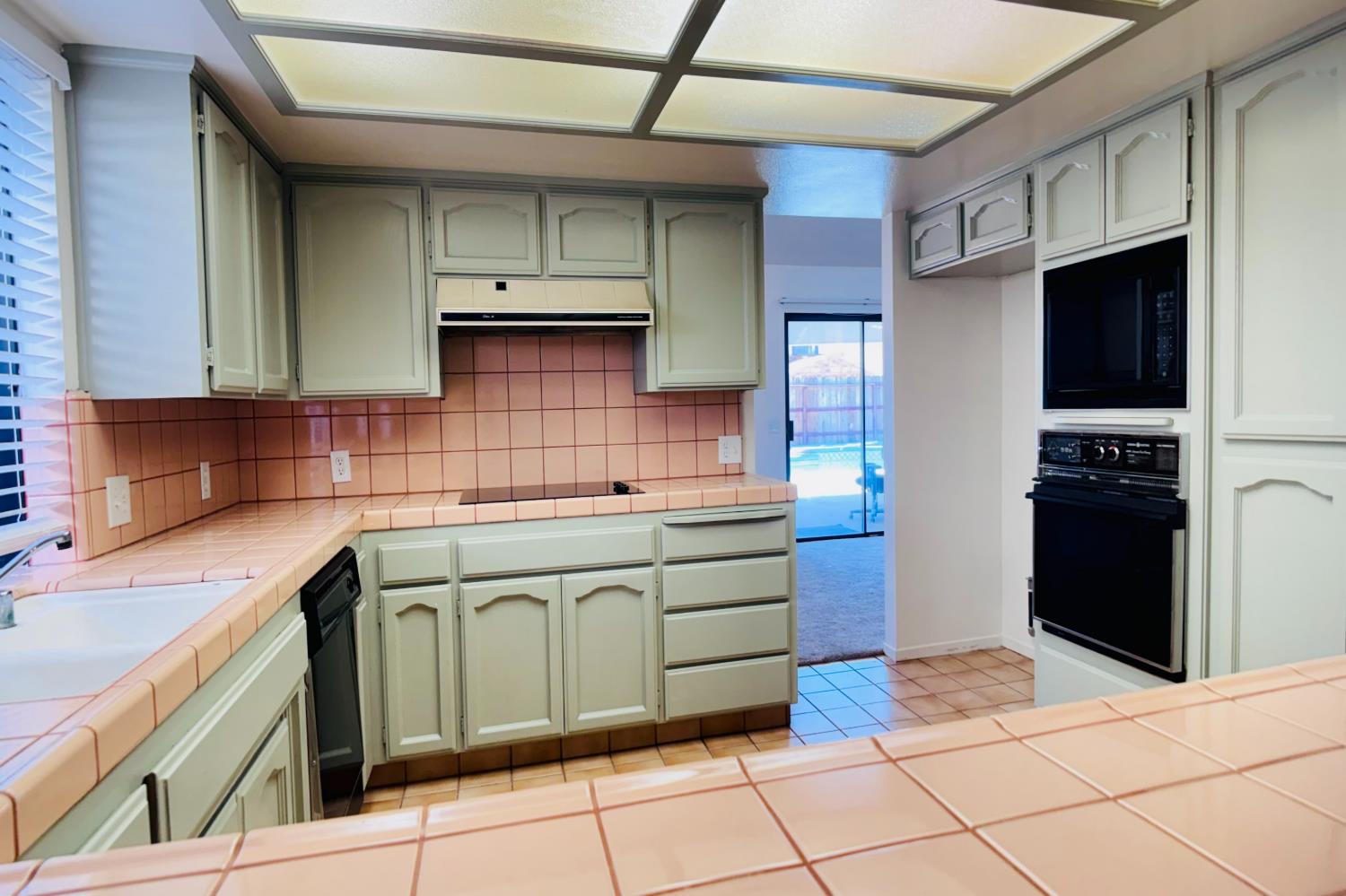 2042 Sample Ave, Clovis, CA 93611