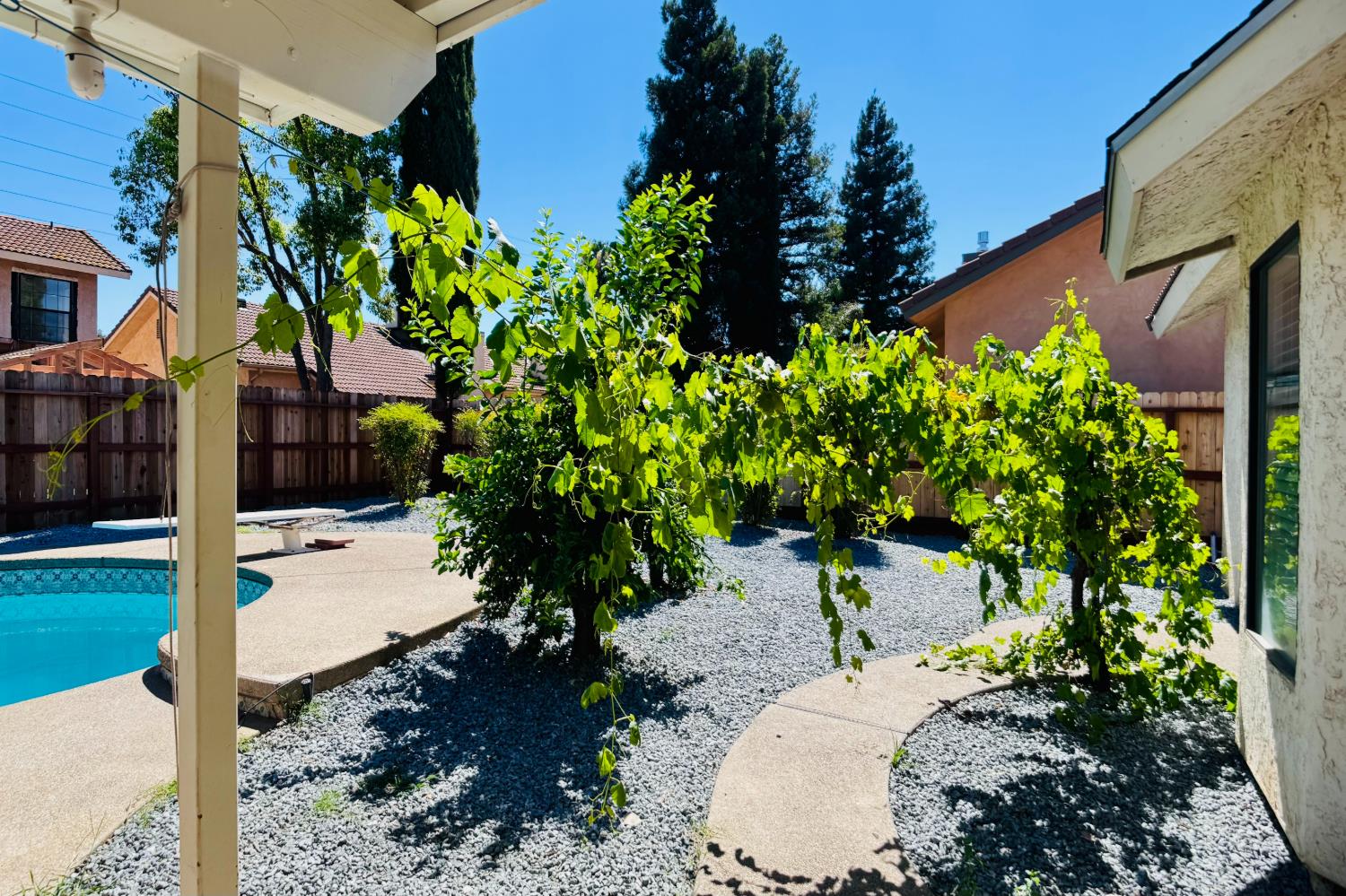 2042 Sample Ave, Clovis, CA 93611