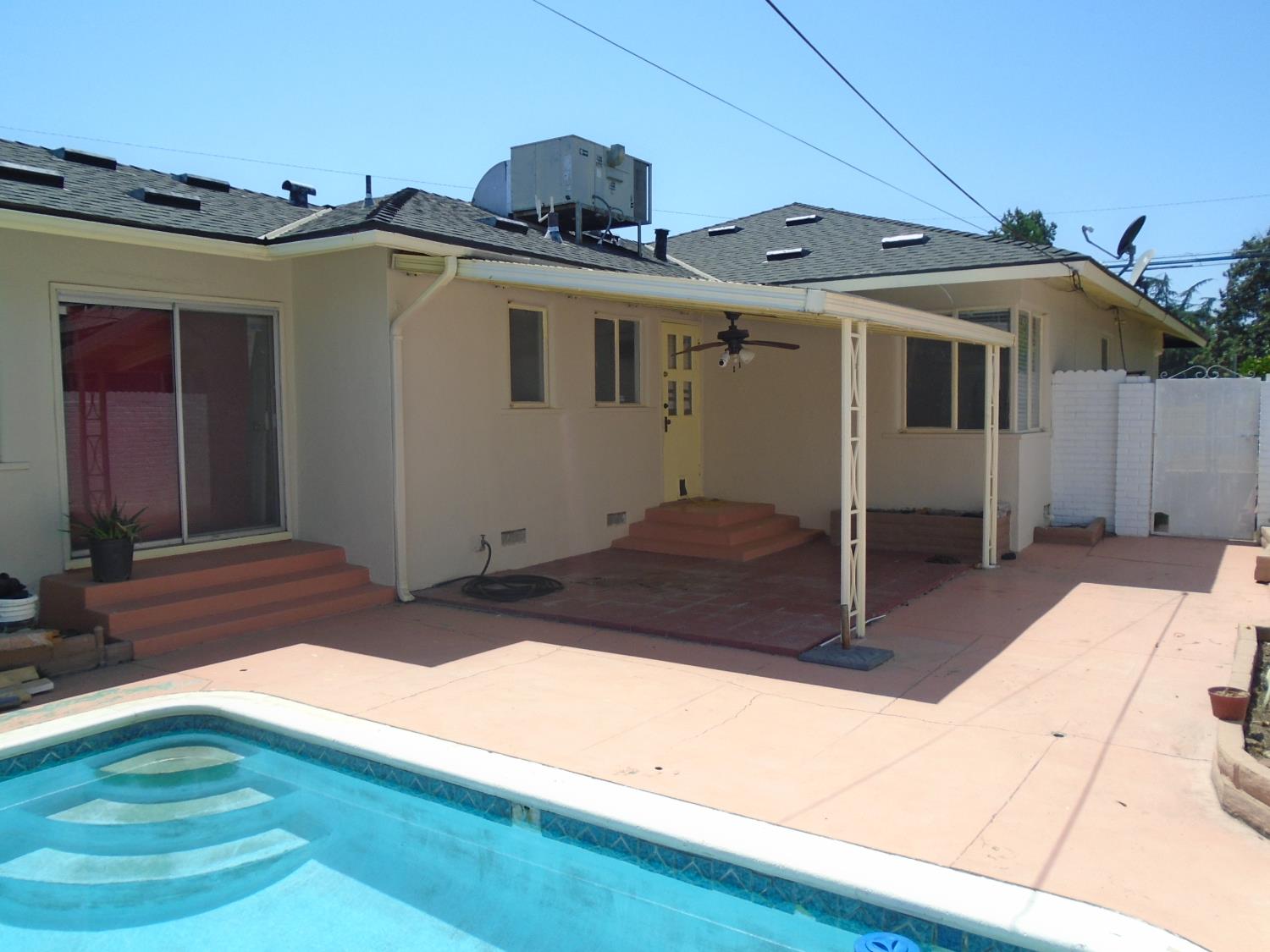 412 W Floradora Ave, Fresno, CA 93728