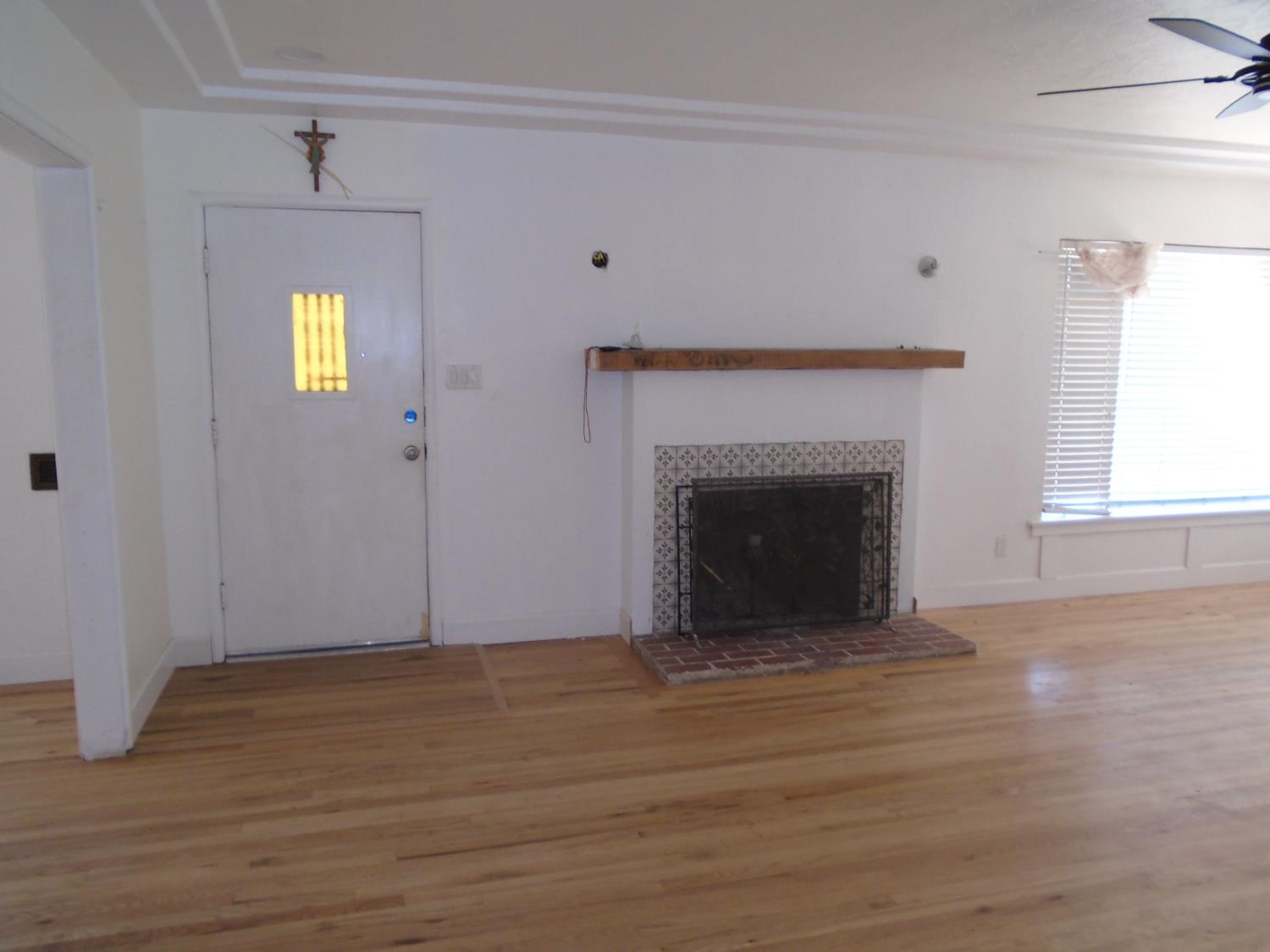 412 W Floradora Ave, Fresno, CA 93728