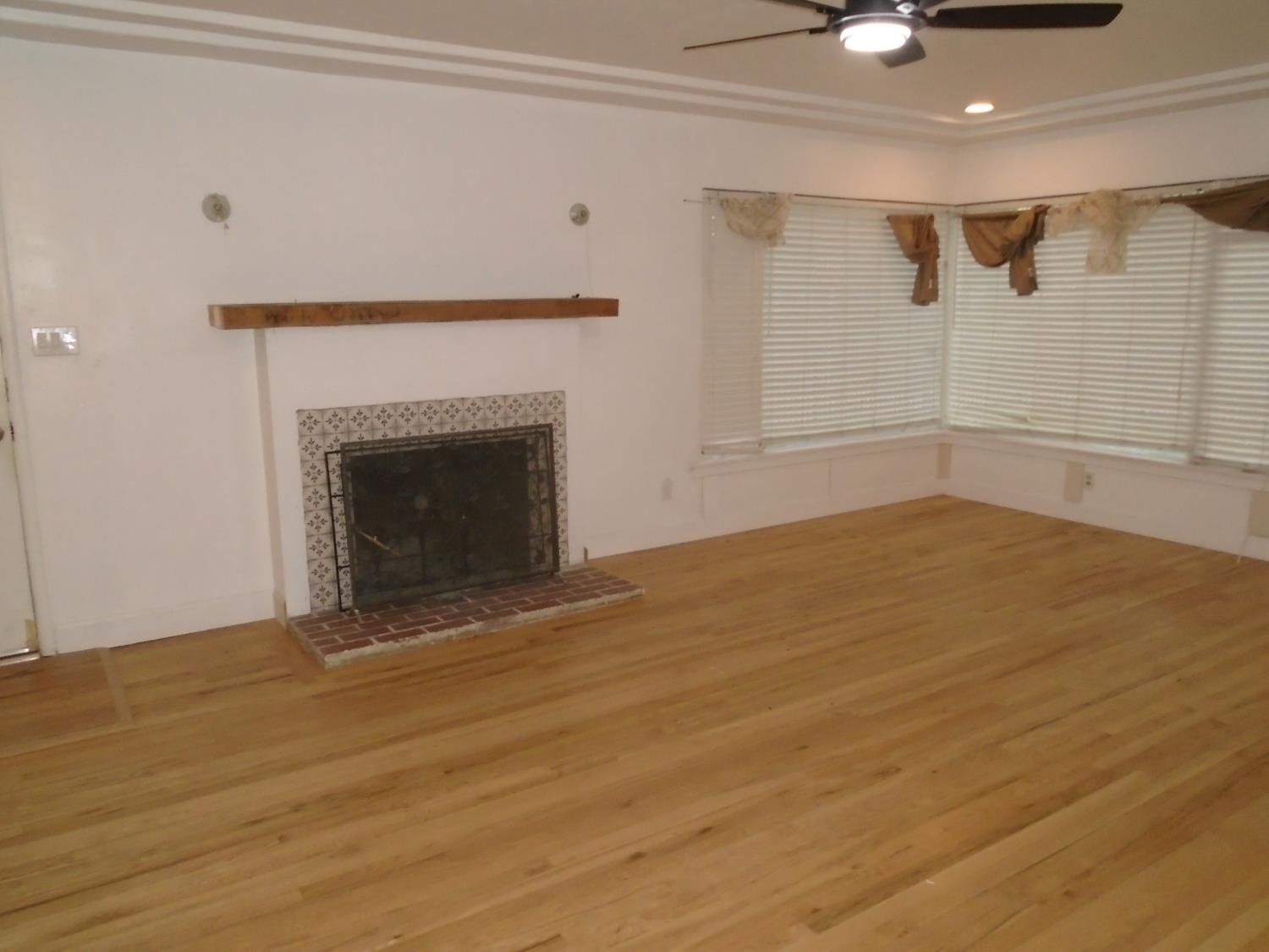 412 W Floradora Ave, Fresno, CA 93728