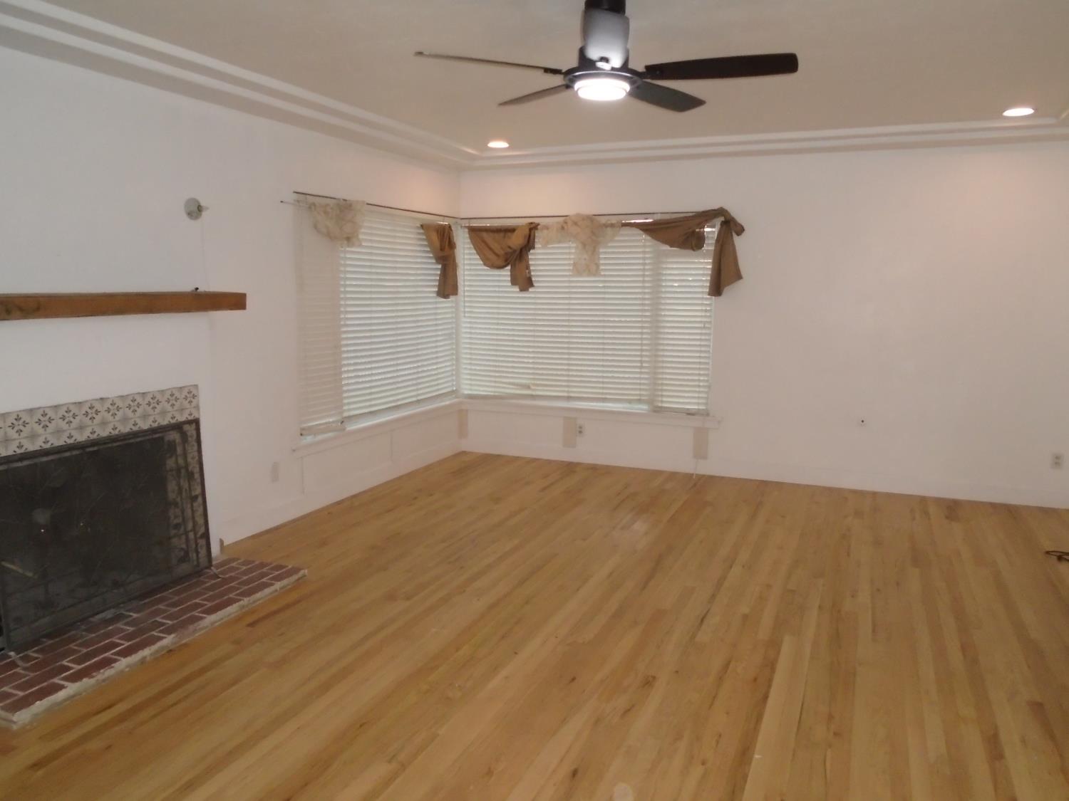 412 W Floradora Ave, Fresno, CA 93728