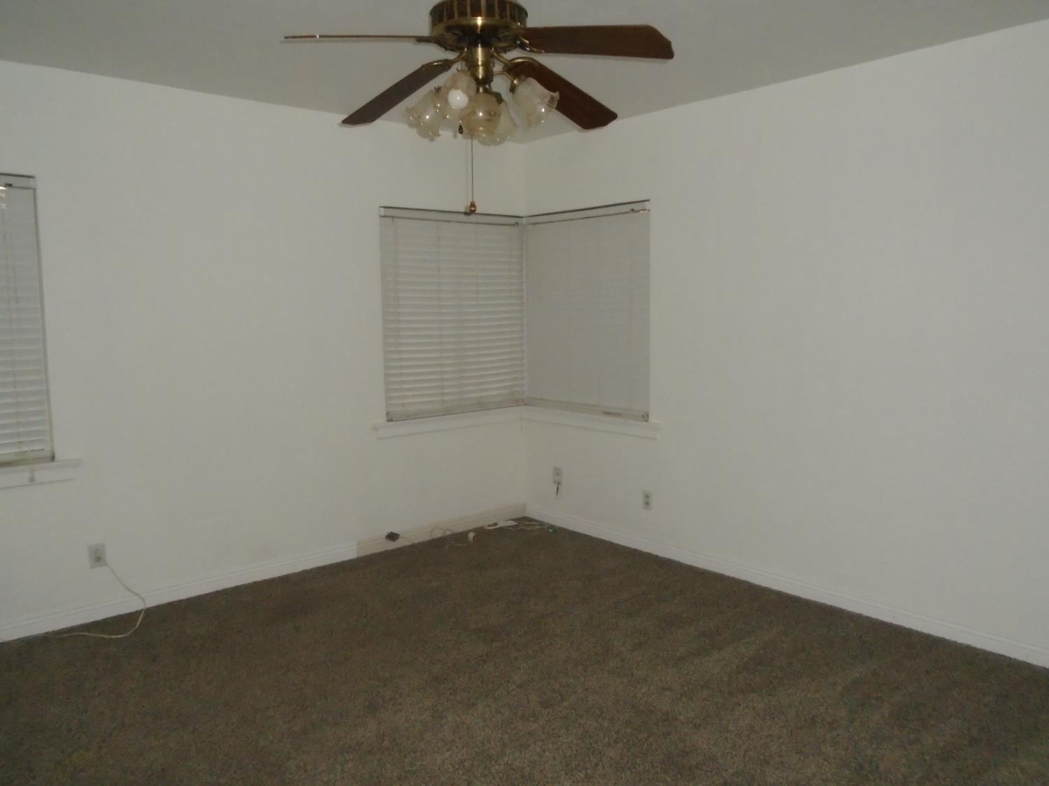 412 W Floradora Ave, Fresno, CA 93728