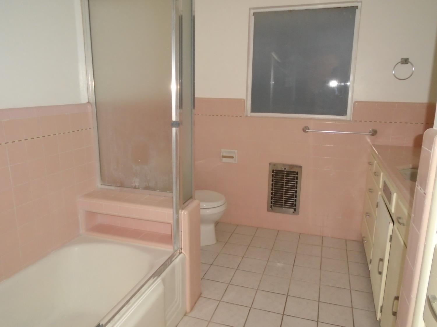 412 W Floradora Ave, Fresno, CA 93728