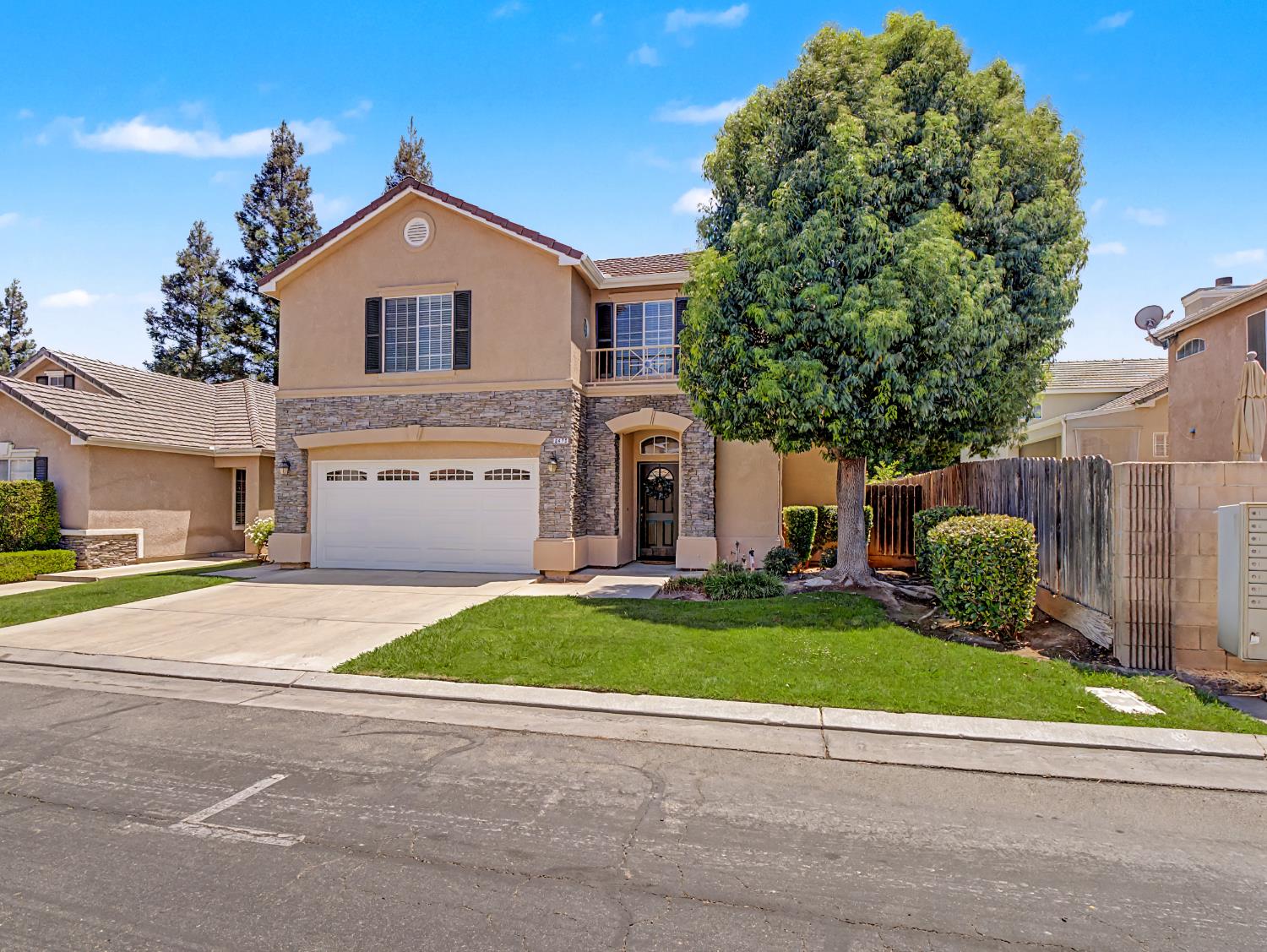 6472 N Leslie Ln, Fresno, CA 93711