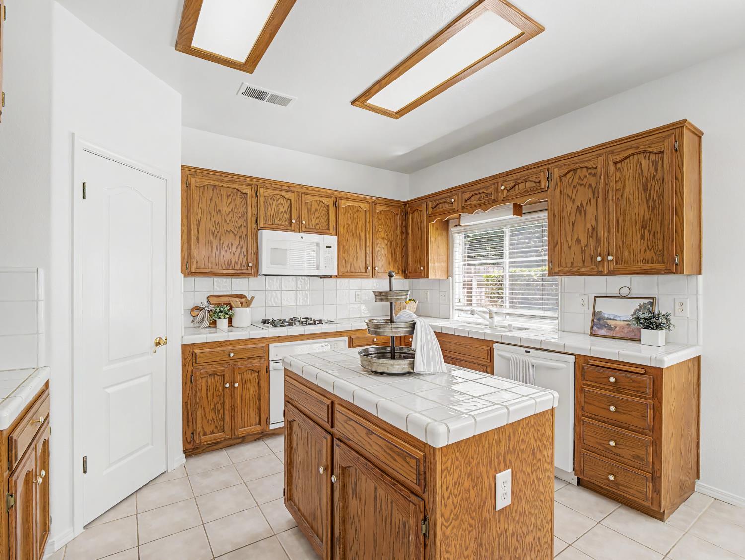 6472 N Leslie Ln, Fresno, CA 93711
