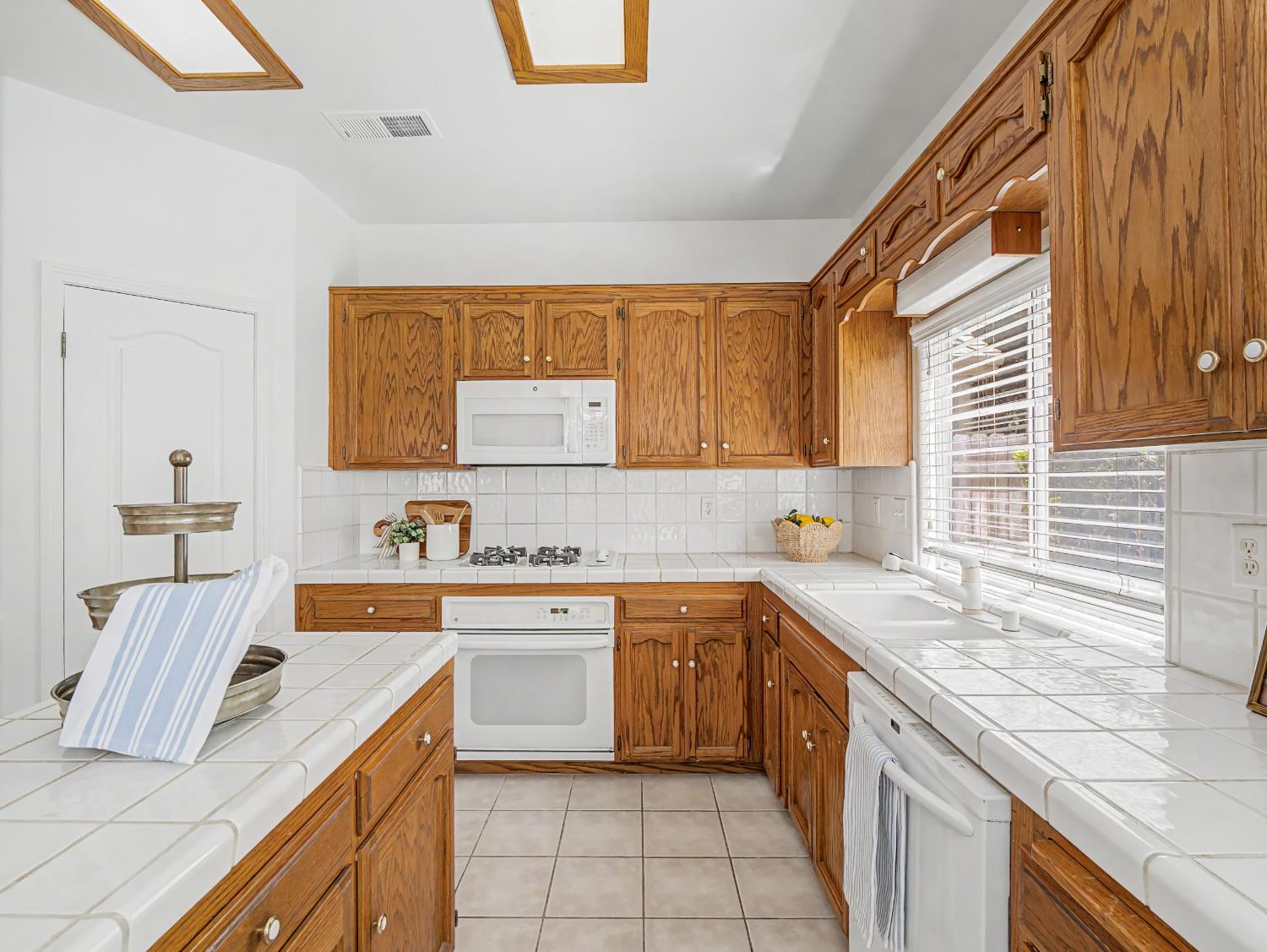 6472 N Leslie Ln, Fresno, CA 93711