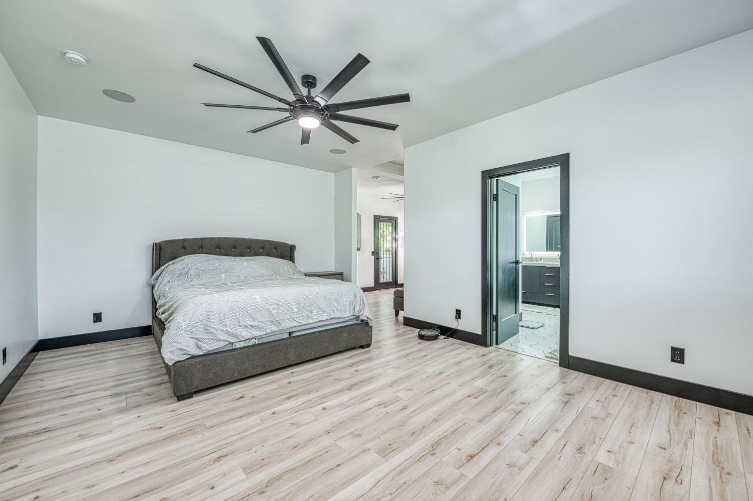 1292 E Valley Forge Dr, Fresno, CA 93720