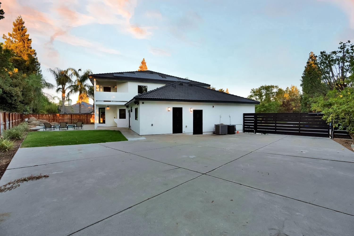 1292 E Valley Forge Dr, Fresno, CA 93720