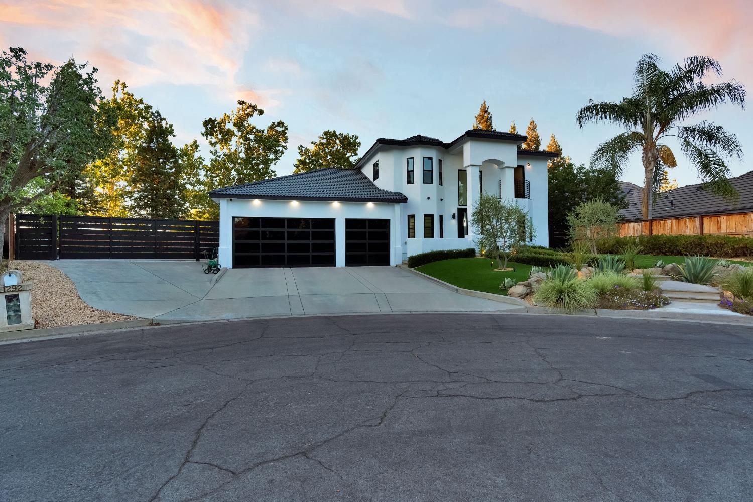 1292 E Valley Forge Dr, Fresno, CA 93720