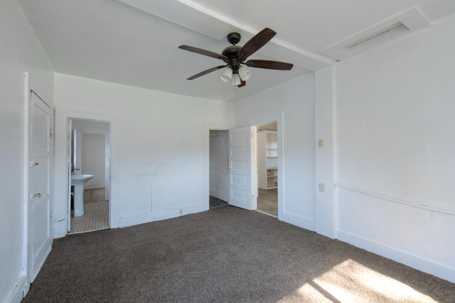 1107 O St, Sanger, CA 93657