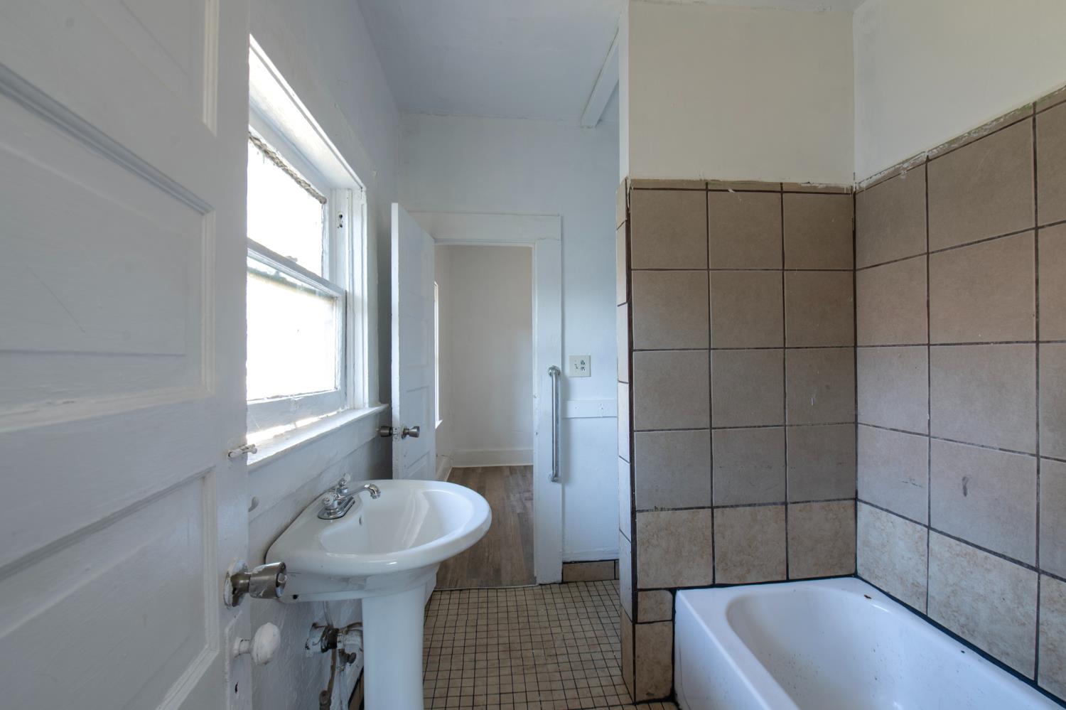 1107 O St, Sanger, CA 93657