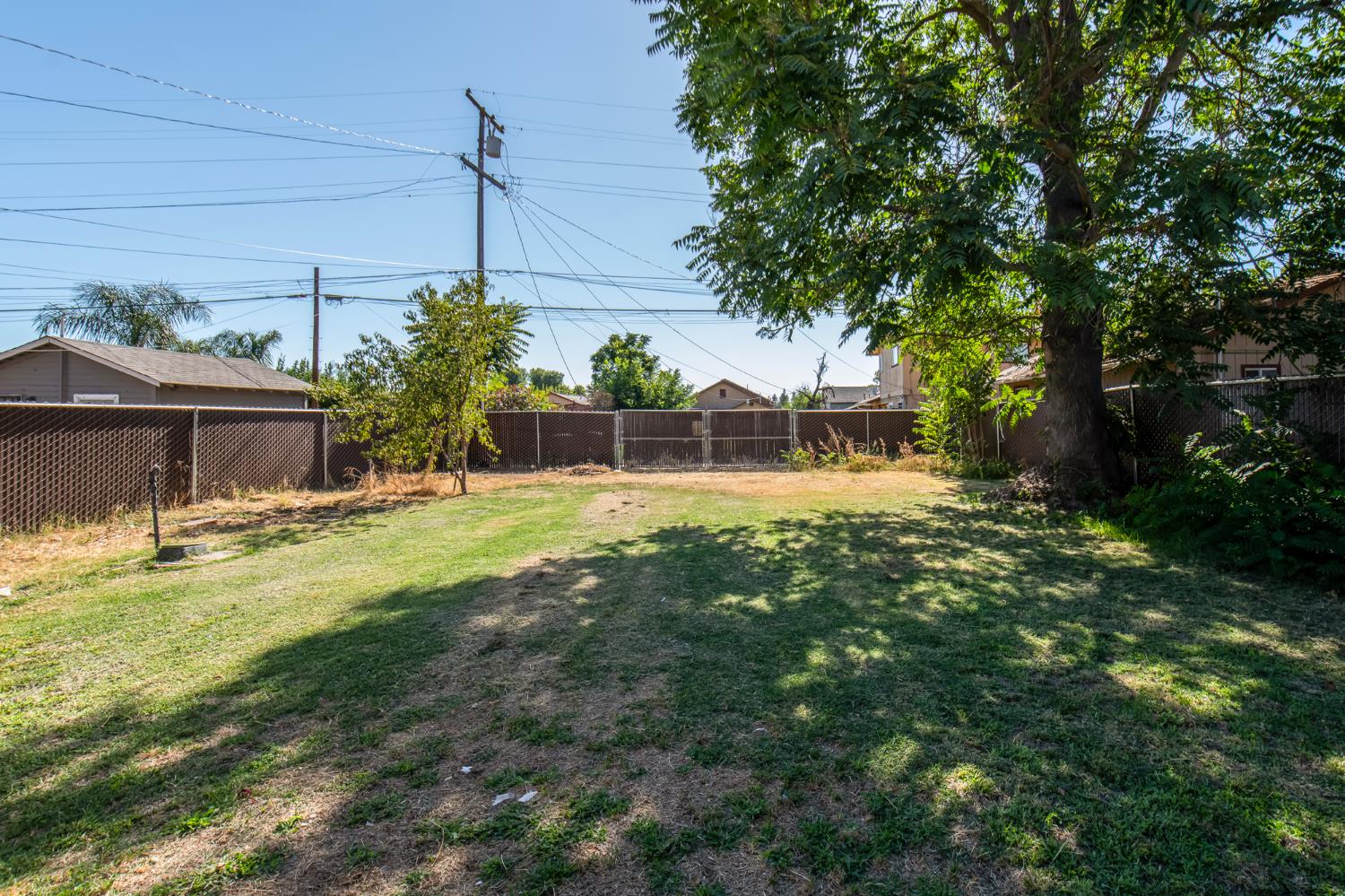 1107 O St, Sanger, CA 93657