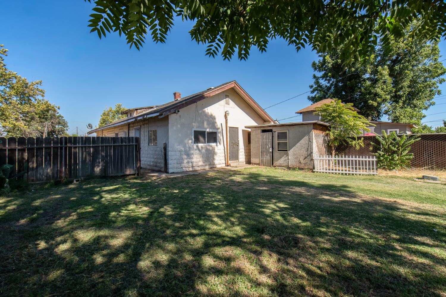1107 O St, Sanger, CA 93657