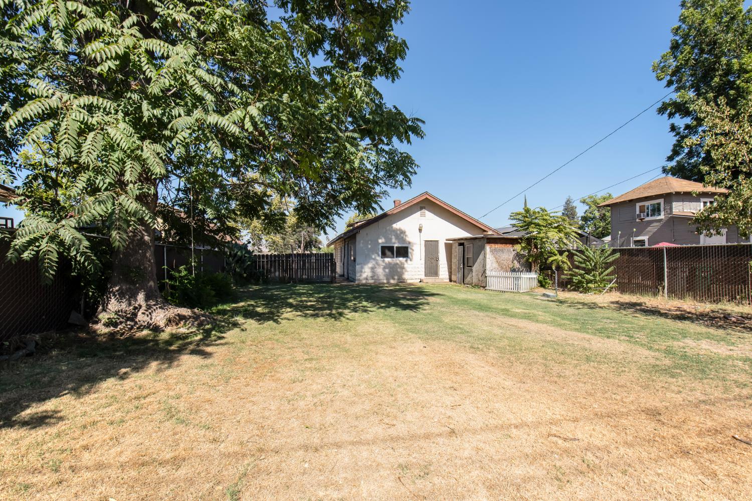 1107 O St, Sanger, CA 93657