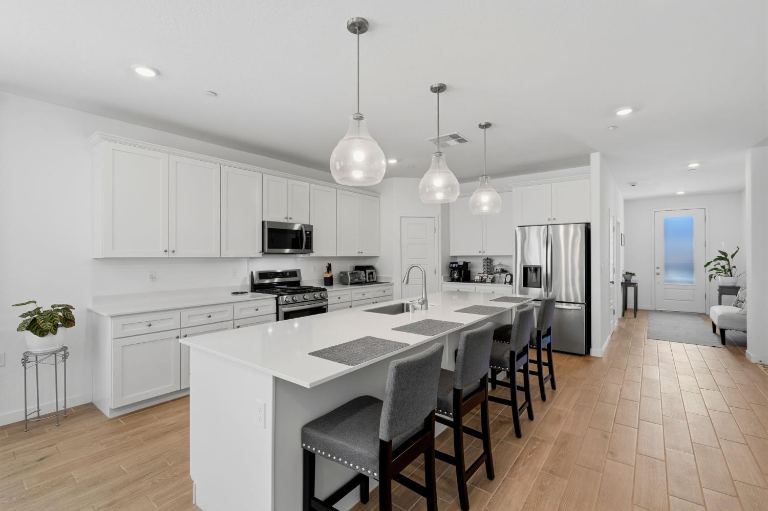 530 Baylor Dr, Lemoore, CA 93245