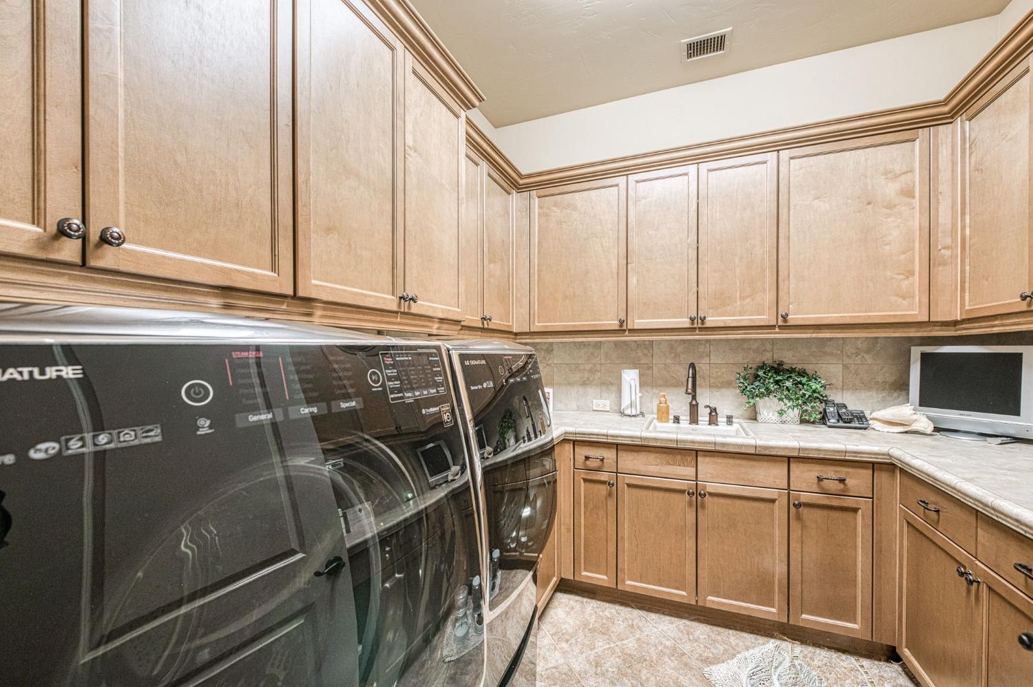 2016 E Sawgrass Ave, Fresno, CA 93730