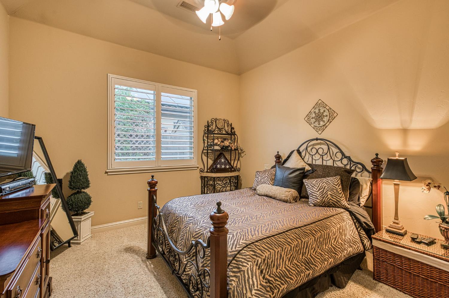 2016 E Sawgrass Ave, Fresno, CA 93730