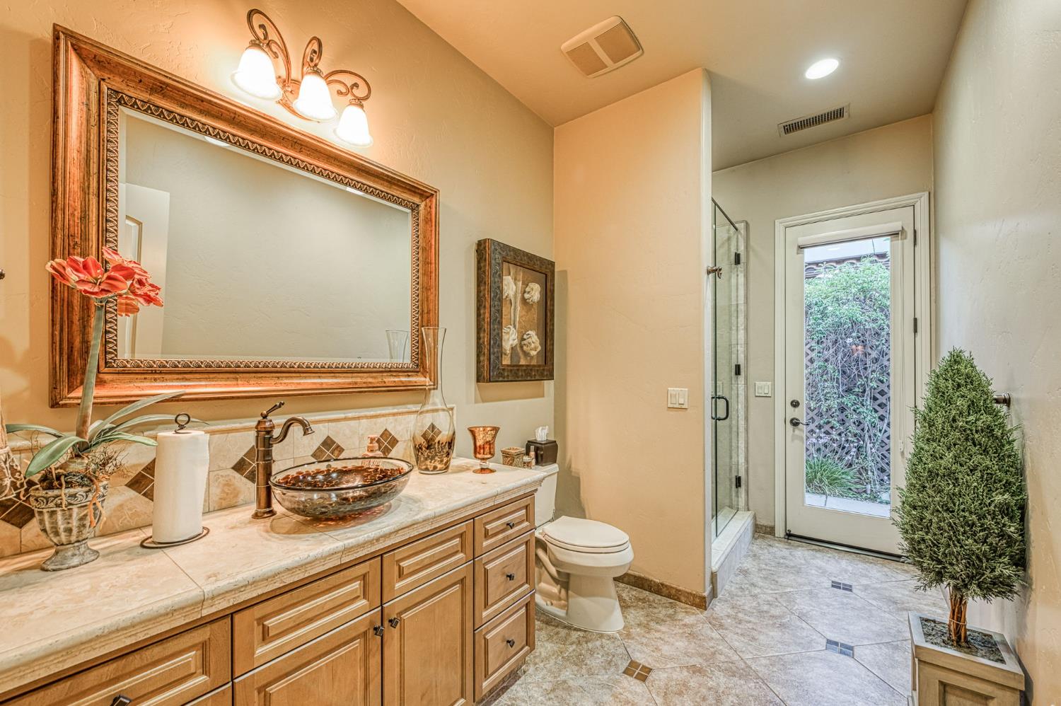 2016 E Sawgrass Ave, Fresno, CA 93730