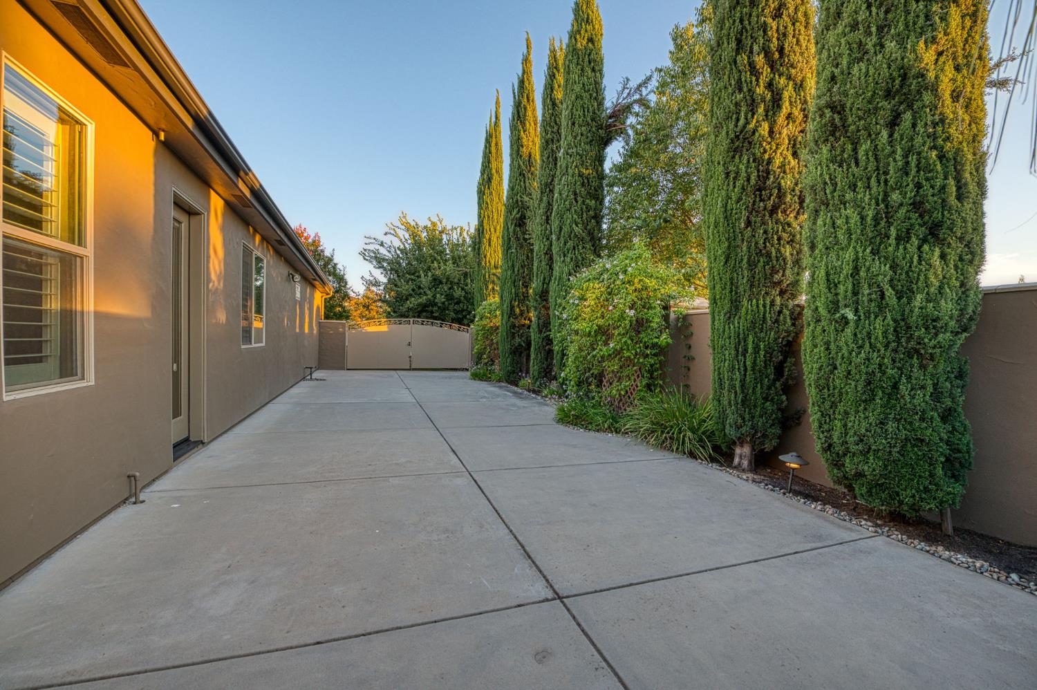 2016 E Sawgrass Ave, Fresno, CA 93730