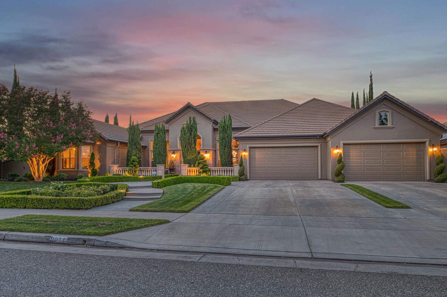 2016 E Sawgrass Ave, Fresno, CA 93730