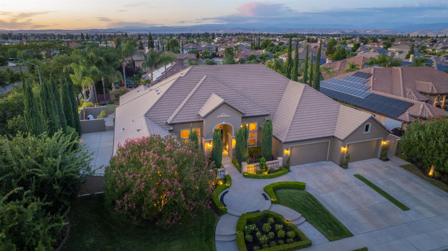 2016 E Sawgrass Ave, Fresno, CA 93730