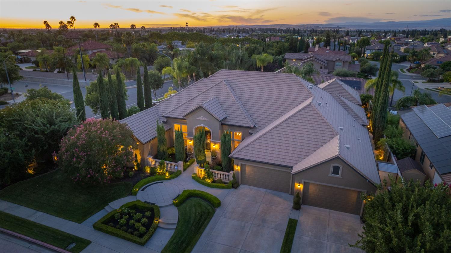 2016 E Sawgrass Ave, Fresno, CA 93730