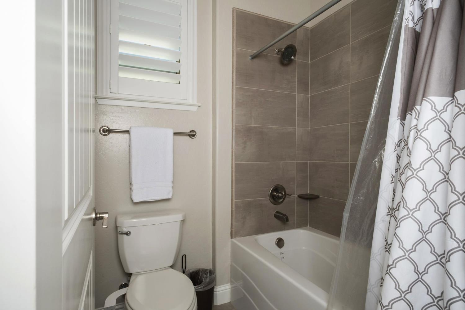 11298 N Via San Toma Dr, Fresno, CA 93730