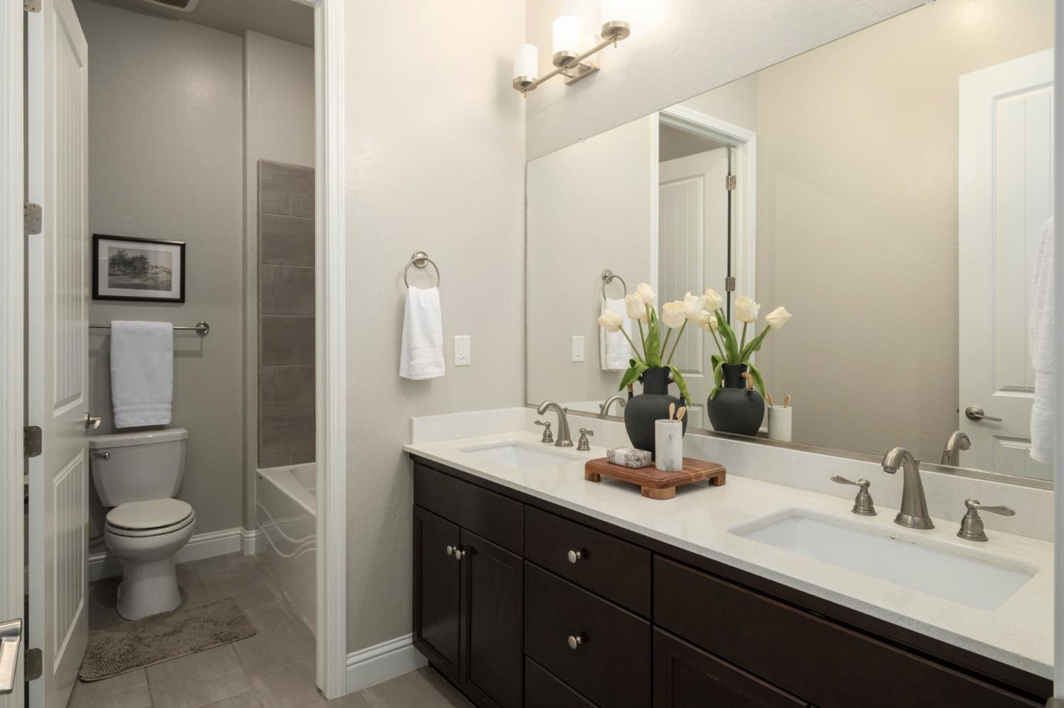 11298 N Via San Toma Dr, Fresno, CA 93730