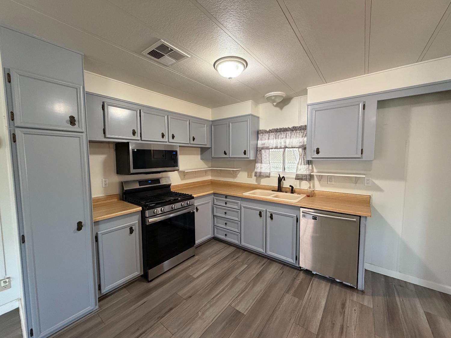 221 W Herndon Ave #142, Pinedale, CA 93650