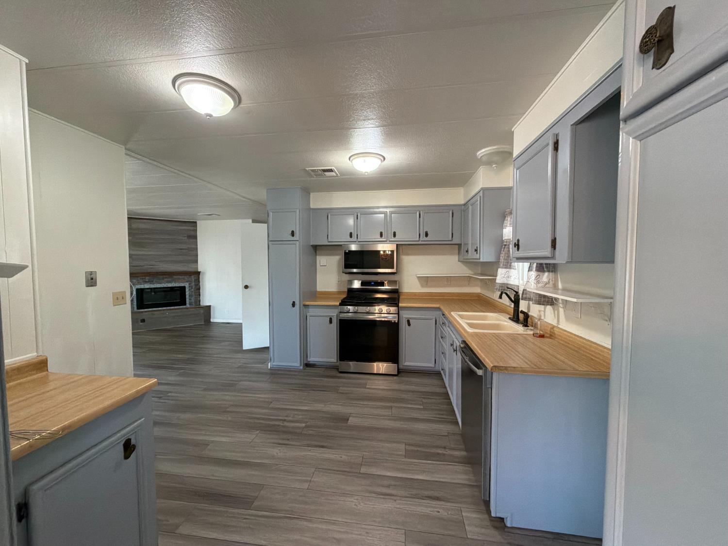 221 W Herndon Ave #142, Pinedale, CA 93650