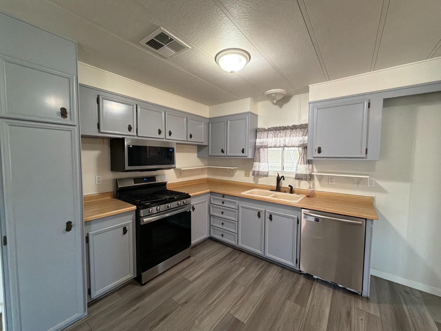 221 W Herndon Ave #142, Pinedale, CA 93650