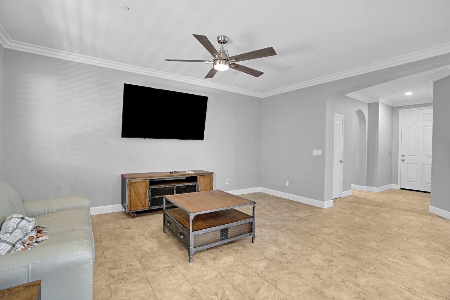 1834 N Leila St, Visalia, CA 93291