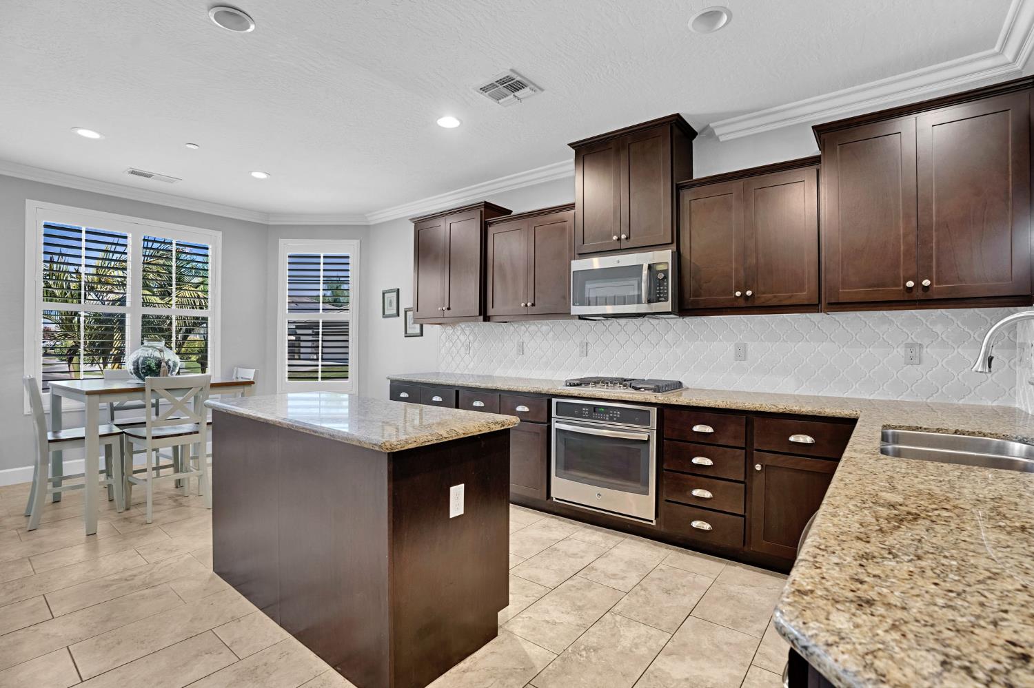 1834 N Leila St, Visalia, CA 93291