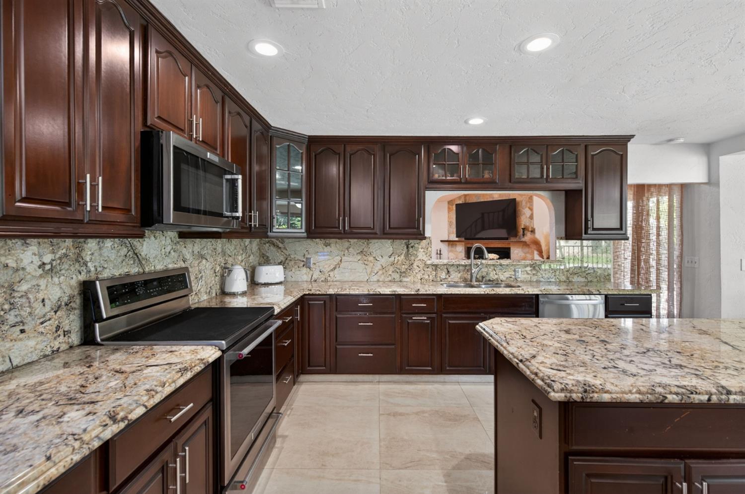 1320 W Alluvial Ave, Fresno, CA 93711