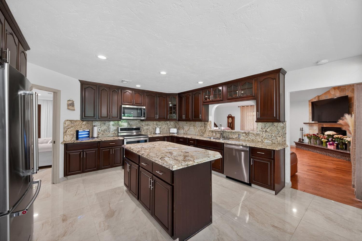 1320 W Alluvial Ave, Fresno, CA 93711
