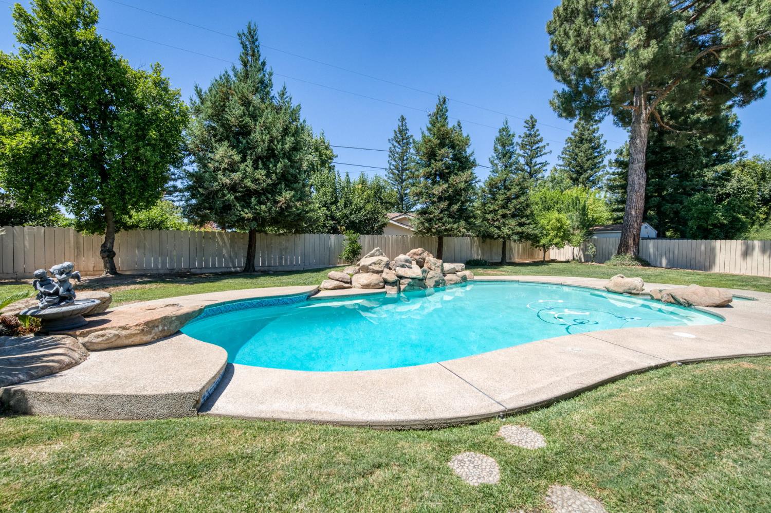 1320 W Alluvial Ave, Fresno, CA 93711