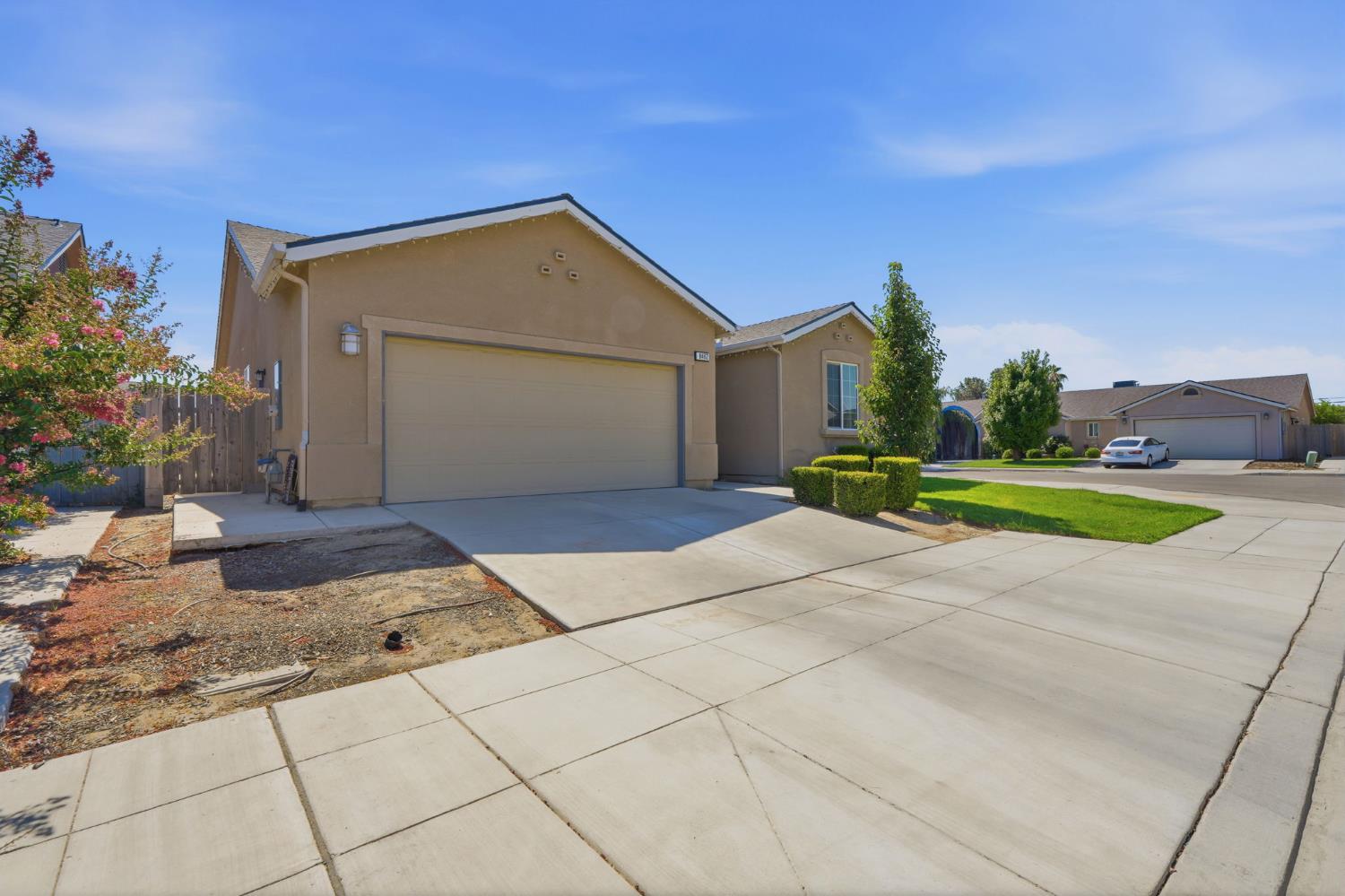 8482 15Th St, Parlier, CA 93648