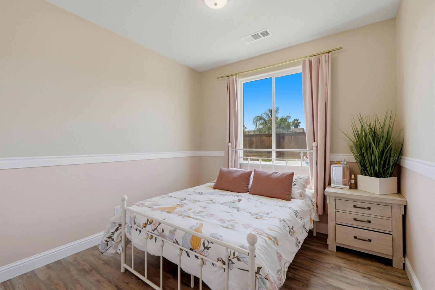 8482 15Th St, Parlier, CA 93648