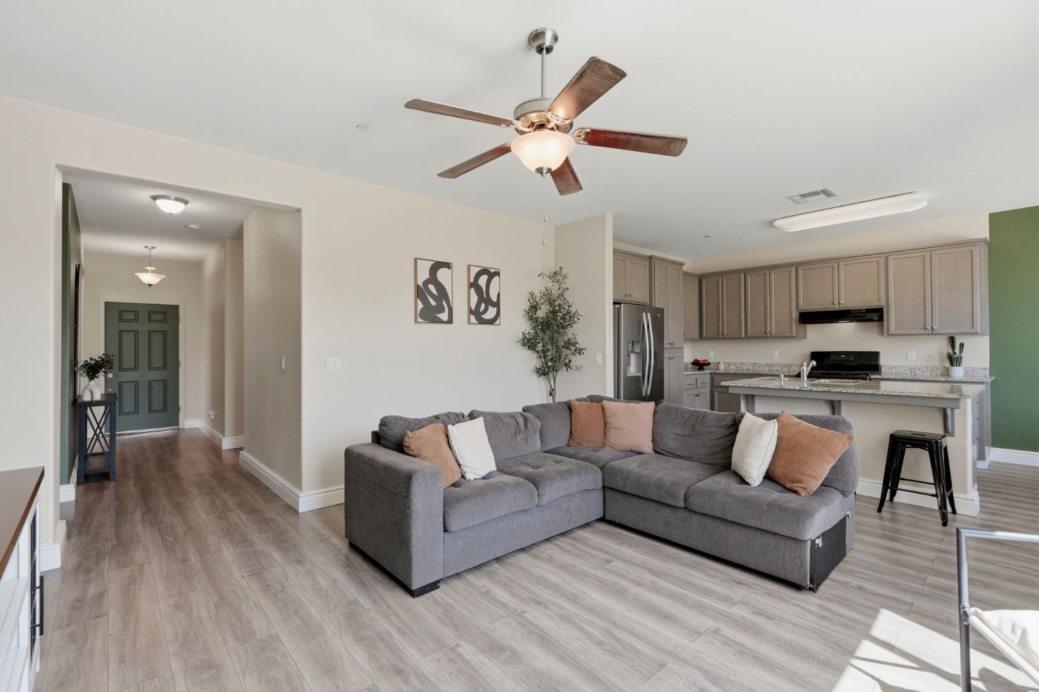 8482 15Th St, Parlier, CA 93648