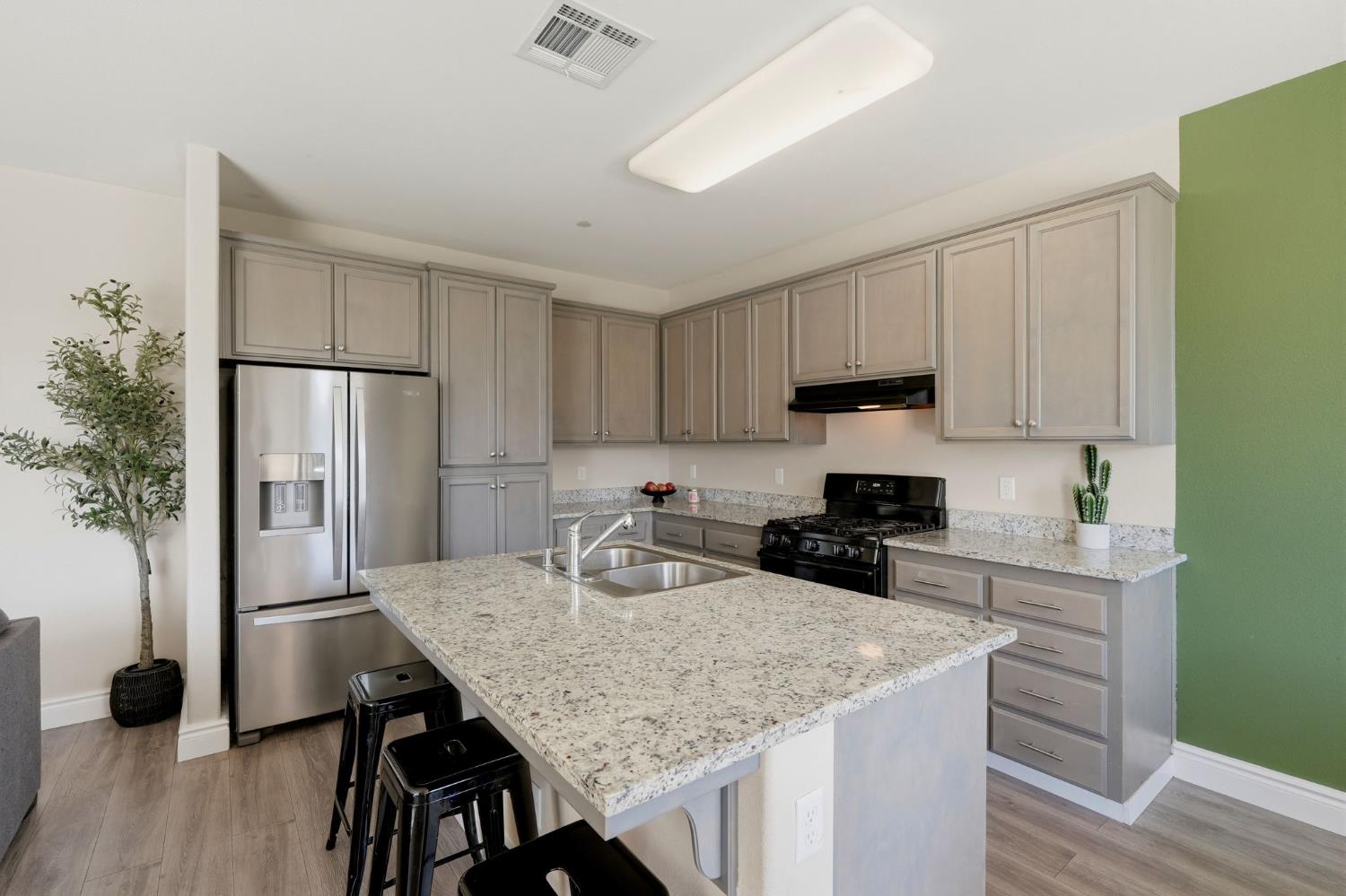 8482 15Th St, Parlier, CA 93648