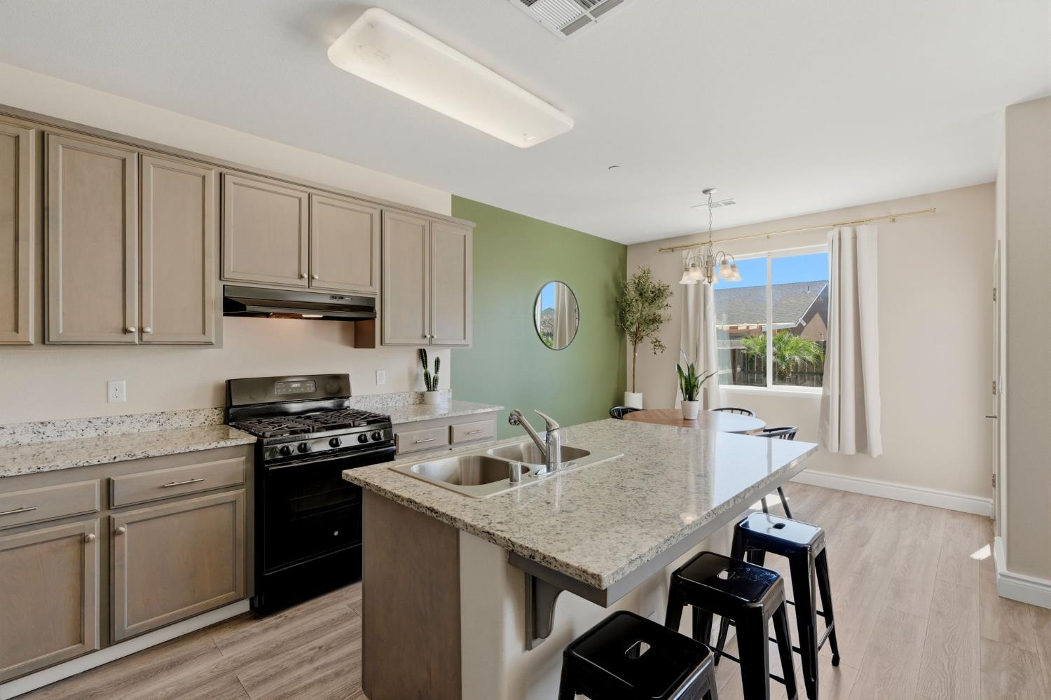 8482 15Th St, Parlier, CA 93648