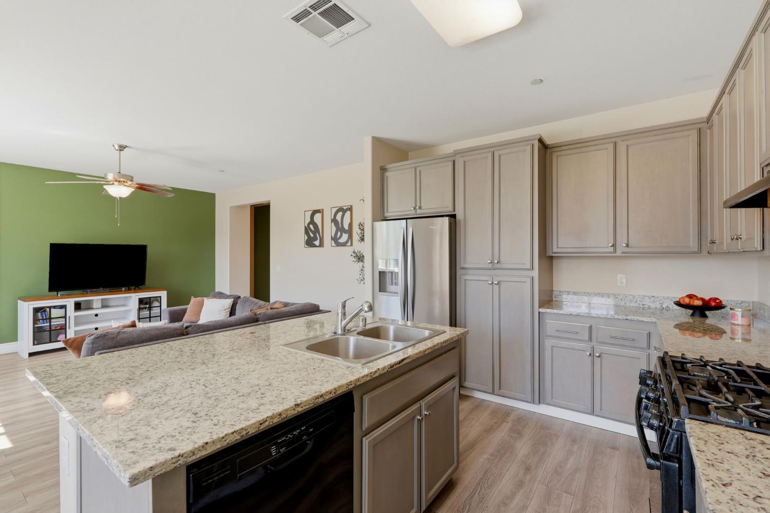 8482 15Th St, Parlier, CA 93648
