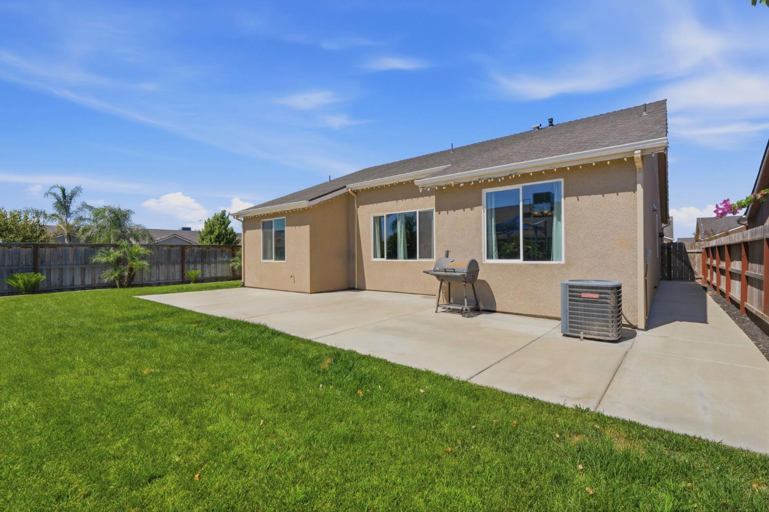 8482 15Th St, Parlier, CA 93648