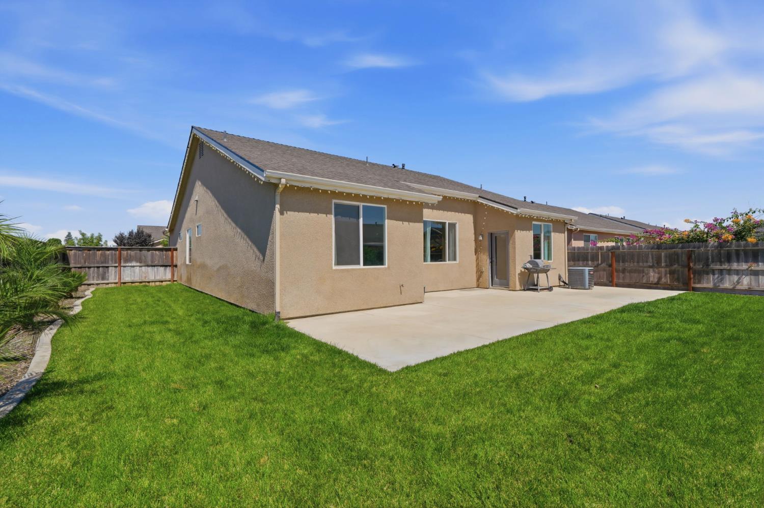 8482 15Th St, Parlier, CA 93648