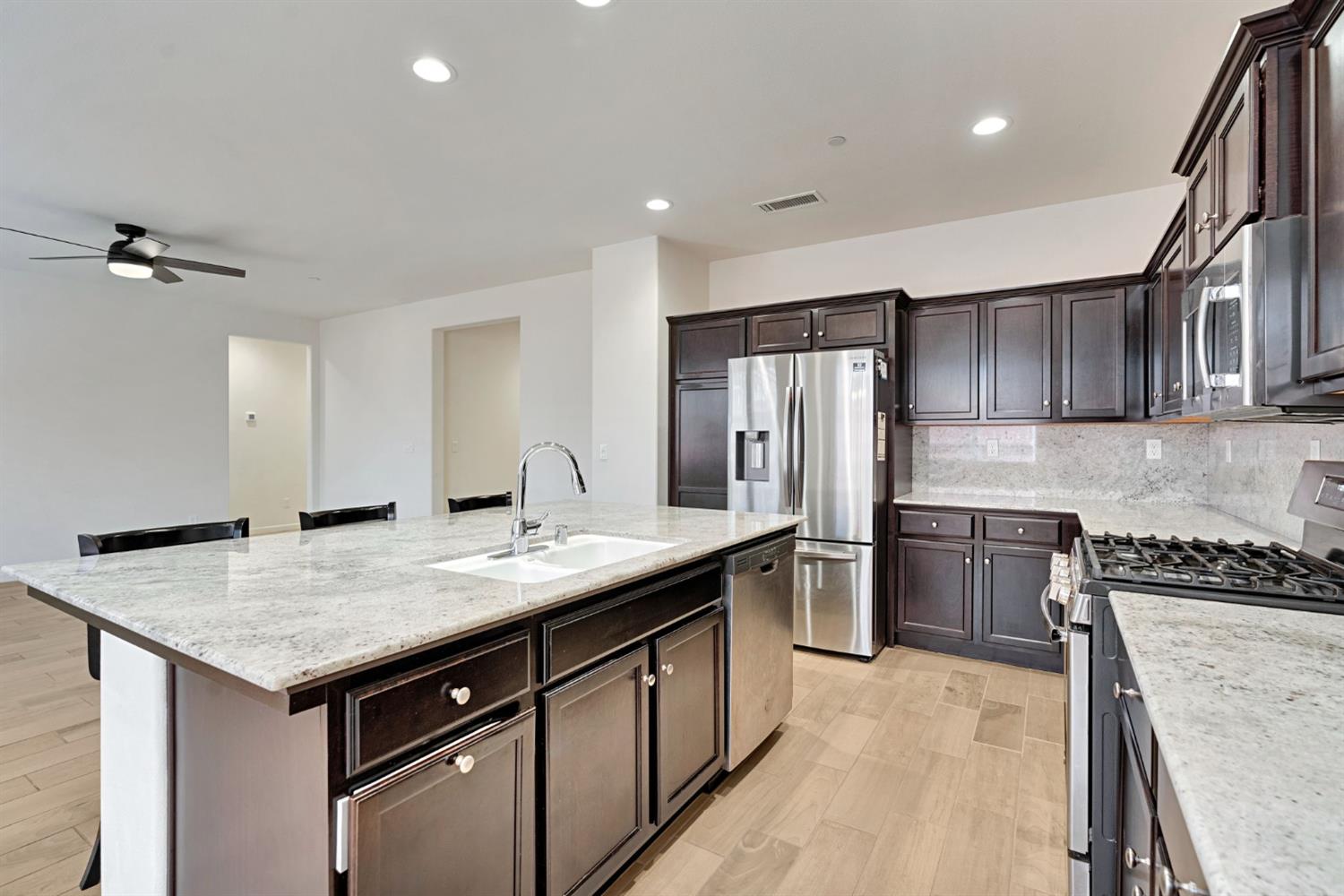 2153 Lombard Ln, Clovis, CA 93619