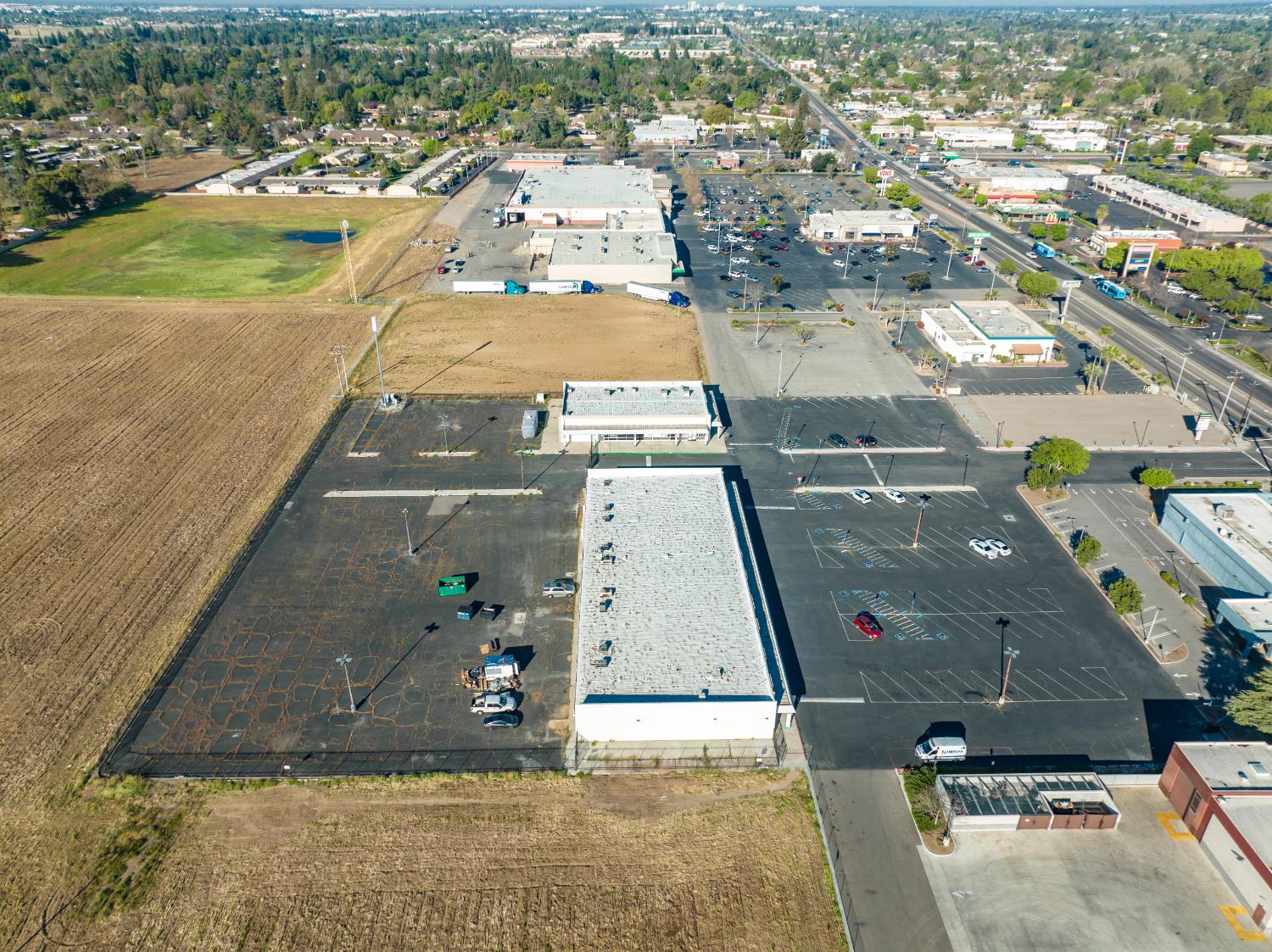 5686 E Kings Canyon Rd, Fresno, CA 93727